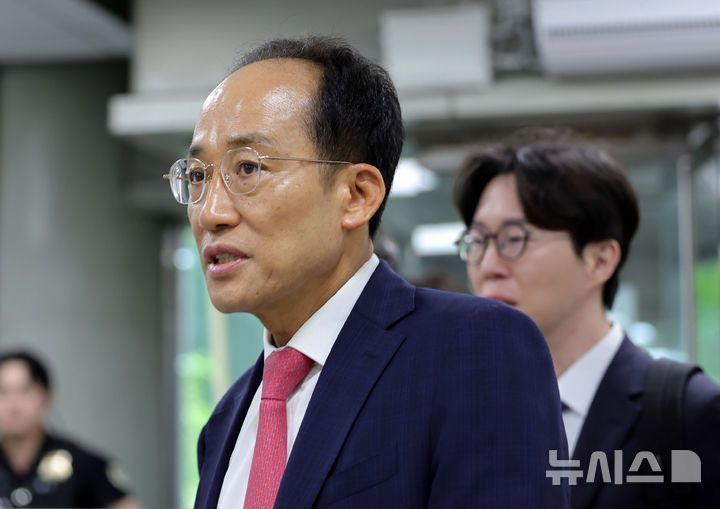 [서울=뉴시스] 홍효식 기자 = 계엄 해제 표결 방해 혐의를 받는 추경호 대구시장 당선인이 17일 서울 서초구 서울중앙지방법원에서 열린 5차 공판에 출석하고 있다. 2026.06.17. yesphoto@newsis.com