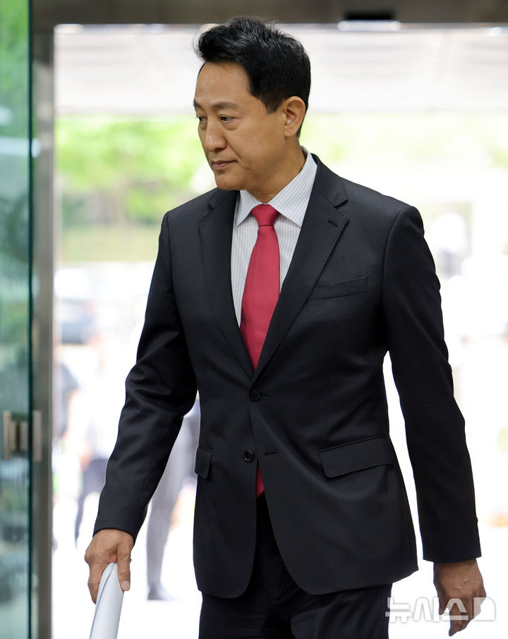 [서울=뉴시스] 홍효식 기자 = 여론조사비 대납 의혹을 받는 오세훈 서울시장이 17일 서울 서초구 서울중앙지방법원에서 열린 결심공판에 출석하고 있다. 2026.06.17. yesphoto@newsis.com