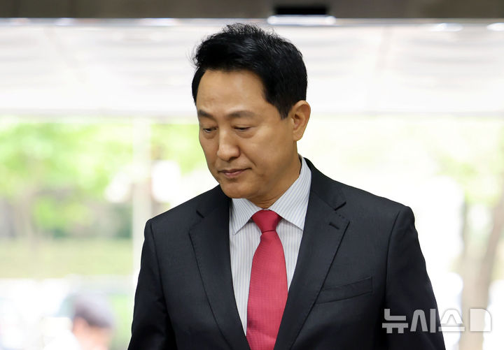 [서울=뉴시스] 홍효식 기자 = 여론조사비 대납 의혹을 받는 오세훈 서울시장이 17일 서울 서초구 서울중앙지방법원에서 열린 결심공판에 출석하고 있다. 2026.06.17. yesphoto@newsis.com