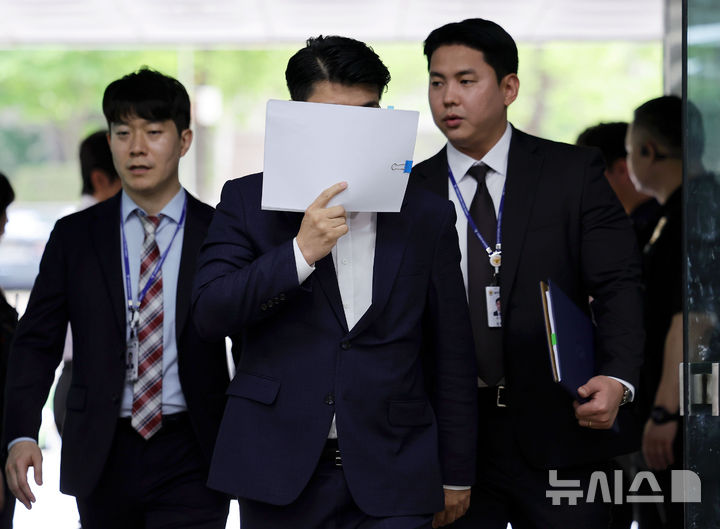 [서울=뉴시스] 홍효식 기자 = 정당법 위반 혐의를 받는 신천지 전 요한지파 총무 홍 모 씨가 17일 서울 서초구 서울중앙지방법원에서 열린 영장실질심사에 출석하고 있다. 2026.06.17. yesphoto@newsis.com