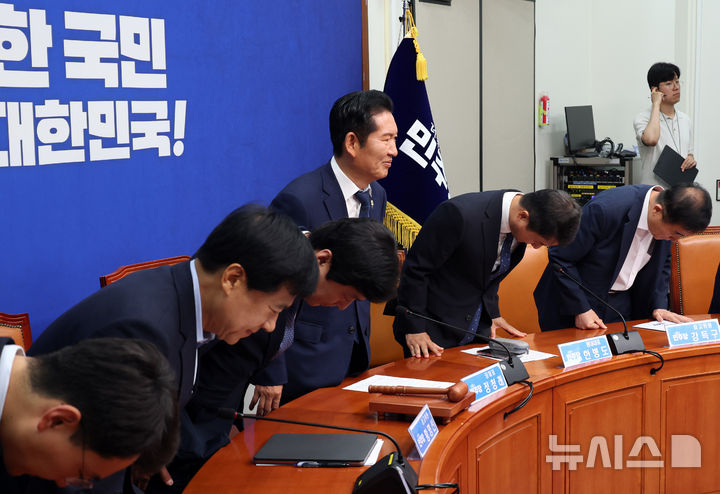 [서울=뉴시스] 최진석 기자 = 정청래 더불어민주당 대표가 17일 여의도 국회에서 열린 최고위원회의에서 인사하고 있다. 2026.06.17. myjs@newsis.com