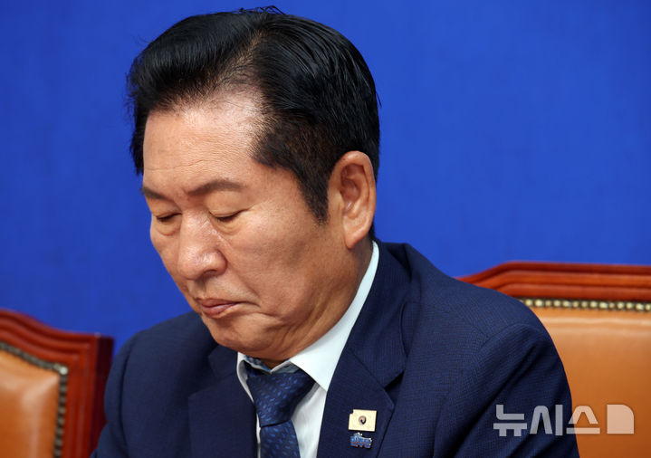 [서울=뉴시스] 최진석 기자 = 정청래 더불어민주당 대표가 17일 여의도 국회에서 열린 최고위원회의에서 생각에 잠겨 있다. 2026.06.17. myjs@newsis.com