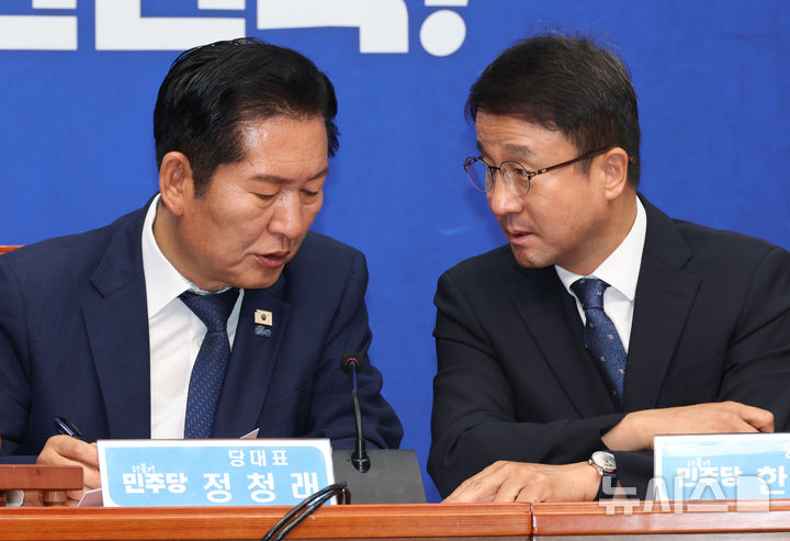 [서울=뉴시스] 최진석 기자 = 더불어민주당 정청래 대표가 17일 여의도 국회에서 열린 최고위원회의에서 한병도 원내대표와 대화를 나누고 있다. 2026.06.17. myjs@newsis.com