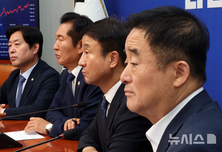 [서울=뉴시스] 최진석 기자 = 정청래 더불어민주당 대표가 17일 여의도 국회에서 열린 최고위원회의에 참석하고 있다. 왼쪽부터 황명선 최고위원, 정 대표, 한병도 원내대표, 강득구 최고위원. 2026.06.17. myjs@newsis.com