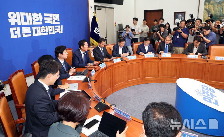 [서울=뉴시스] 최진석 기자 = 정청래 더불어민주당 대표가 17일 여의도 국회에서 열린 최고위원회의에서 발언하고 있다. 2026.06.17. myjs@newsis.com