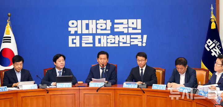 [서울=뉴시스] 최진석 기자 = 정청래 더불어민주당 대표가 17일 여의도 국회에서 열린 최고위원회의에서 발언하고 있다. 2026.06.17. myjs@newsis.com