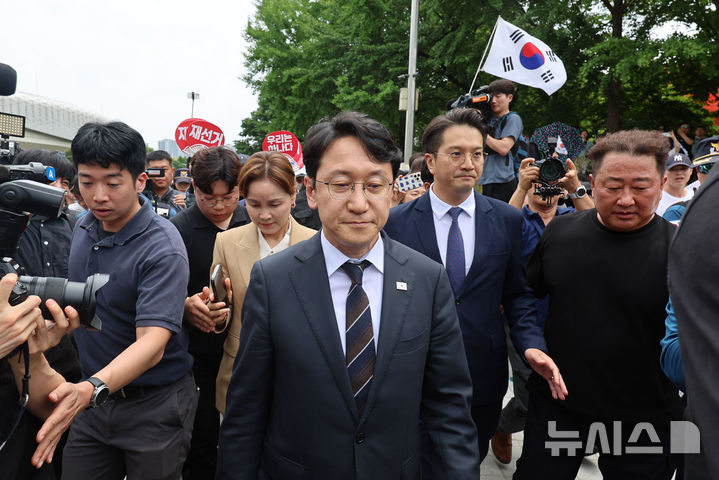 [서울=뉴시스] 권창회 기자 = 천준호, 임오경, 전용기 더불어민주당 의원들이 17일 6·3 지방선거 투표용지 부족 사태에 반발한 시민들이 시위를 이어가고 있는 서울 올림픽공원 핸드볼경기장을 찾아 현장을 둘러본 뒤 항의를 받으며 퇴장하고 있다. 2026.06.17. kch0523@newsis.com