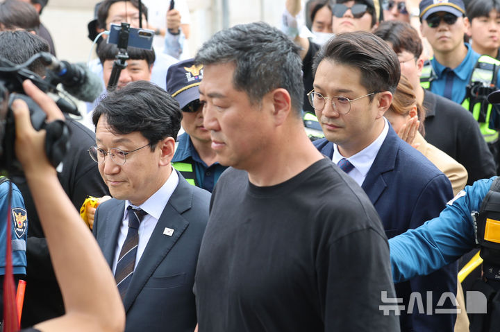 [서울=뉴시스] 권창회 기자 = 천준호, 임오경, 전용기 더불어민주당 의원들이 17일 6·3 지방선거 투표용지 부족 사태에 반발한 시민들이 시위를 이어가고 있는 서울 올림픽공원 핸드볼경기장을 찾아 현장을 둘러보다 시위대의 항의를 받고 발길을 돌리고 있다. 2026.06.17. kch0523@newsis.com