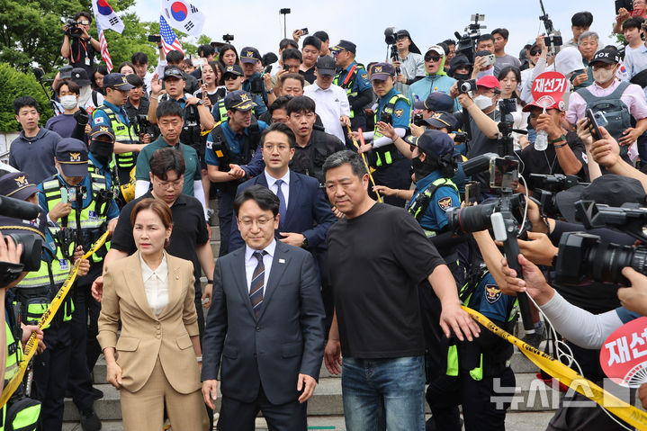 [서울=뉴시스] 권창회 기자 = 천준호, 임오경, 전용기 더불어민주당 의원들이 17일 6·3 지방선거 투표용지 부족 사태에 반발한 시민들이 시위를 이어가고 있는 서울 올림픽공원 핸드볼경기장을 찾아 현장을 둘러보다 시위대의 항의를 받고 발길을 돌리고 있다. 2026.06.17. kch0523@newsis.com
