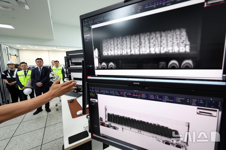  [부산=뉴시스] 하경민 기자 = 부산세관 마약특별검사팀이 17일 부산 강서구 부산신항 세관 제1컨테이너 검사센터에서 컨테이너 검색기를 이용한 일반수입화물에 대한 마약단속을 시연하고 있다. 부산(북항·신항), 인천공항, 인천항, 평택 등 화물 반입이 많은 5개 공항·항만에 설치된 마약특별검사팀은 자체 정보분석을 통해 검사대상을 선별한 뒤 다양한 과학검사장비 활용과 의심화물에 대한 과감한 파괴검사를 실시해 일반화물에 은닉한 마약 반입 차단에 나선다. 2026.06.17. yulnetphoto@newsis.com