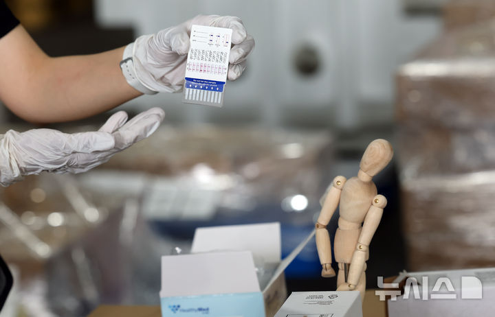  [부산=뉴시스] 하경민 기자 = 부산세관 마약특별검사팀이 17일 부산 강서구 부산신항 세관검사장에서 마약검사키트 등을 활용한 일반수입화물에 대한 마약단속을 시연하고 있다. 부산(북항·신항), 인천공항, 인천항, 평택 등 화물 반입이 많은 5개 공항·항만에 설치된 마약특별검사팀은 자체 정보분석을 통해 검사대상을 선별한 뒤 다양한 과학검사장비 활용과 의심화물에 대한 과감한 파괴검사를 실시해 일반화물에 은닉한 마약 반입 차단에 나선다. 2026.06.17. yulnetphoto@newsis.com