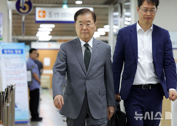 [서울=뉴시스] 홍효식 기자 = 검찰이 '탈북어민 강제북송' 사건에 연루돼 1심에서 선고유예 판결을 받은 문재인 정부 외교·안보라인 인사들에게 항소심에서도 실형을 구형했다. 탈북어민 강제북송 혐의를 받는 정의용 전 청와대 국가안보실장이 17일 서울 서초구 서울고등법원에서 열린 항소심 3차 공판에 출석하고 있다. 2026.06.17. yesphoto@newsis.com
