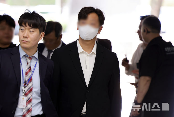 [서울=뉴시스] 홍효식 기자 = 정당법 위반 혐의를 받는 고동안 전 신천지 총회 총무가 17일 서울 서초구 서울중앙지방법원에서 열린 구속전 피의자 심문(영장실질심사)에 출석하고 있다. 2026.06.17. yesphoto@newsis.com