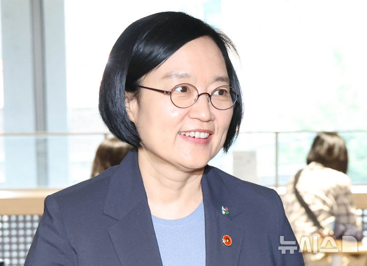 [서울=뉴시스] 조수정 기자 = 한성숙 국무총리 후보자가 지난 17일 오후 서울 종로구 한 카페에서 데이터 기반 AI 행정을 위한 실무 공직자 간담회를 위해 입장하고 있다. 2026.06.17. chocrystal@newsis.com