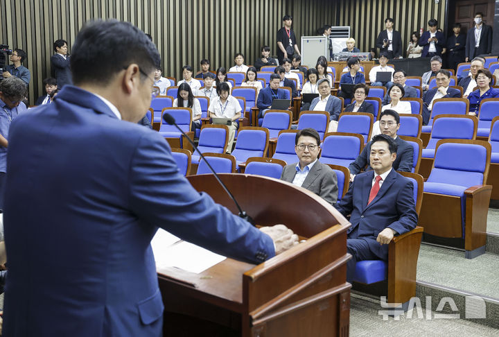 [서울=뉴시스] 정병혁 기자 = 정점식 국민의힘 원내대표가 17일 서울 여의도 국회에서 열린 의원총회에서 발언하고 있다. 2026.06.17. jhope@newsis.com
