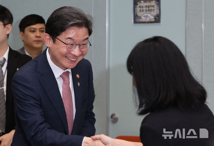 [서울=뉴시스] 박주성 기자 = 이억원 금융위원장이 17일 오후 서울시 중구 예금보험공사 대강당에서 열린 포용금융 현장 대토론회에서 참석자들과 인사를 나누고 있다. 2026.06.17. park7691@newsis.com