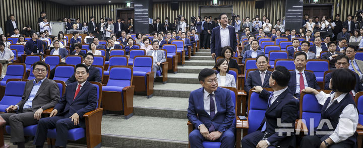 [서울=뉴시스] 정병혁 기자 = 송석준 국민의힘 의원이 17일 서울 여의도 국회에서 열린 의원총회에서 공개발언 요구를 하고 있다. 2026.06.17. jhope@newsis.com