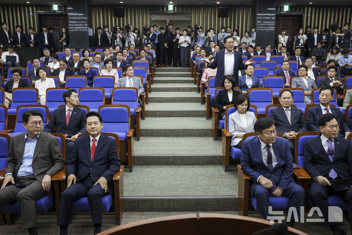 [서울=뉴시스] 정병혁 기자 = 송석준 국민의힘 의원이 17일 서울 여의도 국회에서 열린 의원총회에서 공개발언 요구를 하고 있다. 2026.06.17. jhope@newsis.com