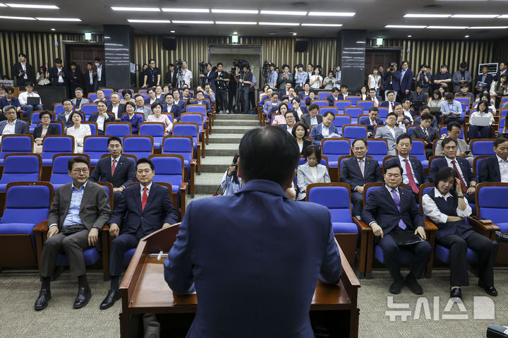 [서울=뉴시스] 정병혁 기자 = 정점식 국민의힘 원내대표가 17일 서울 여의도 국회에서 열린 의원총회에서 발언하고 있다. 2026.06.17. jhope@newsis.com