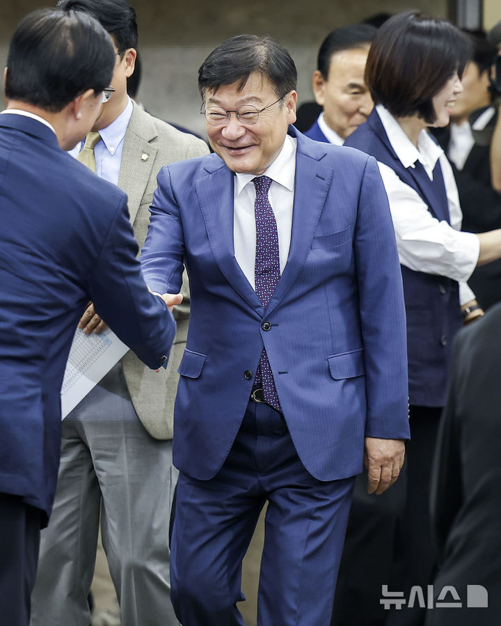 [서울=뉴시스] 정병혁 기자 = 정점식 국민의힘 원내대표가 17일 서울 여의도 국회에서 열린 의원총회에 참석하고 있다. 2026.06.17. jhope@newsis.com