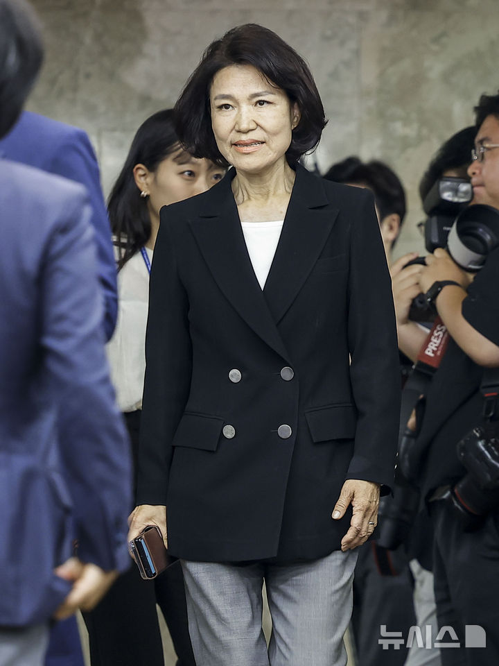 [서울=뉴시스] 정병혁 기자 = 이진숙 국민의힘 의원이 17일 서울 여의도 국회에서 열린 의원총회에 참석하고 있다. 2026.06.17. jhope@newsis.com