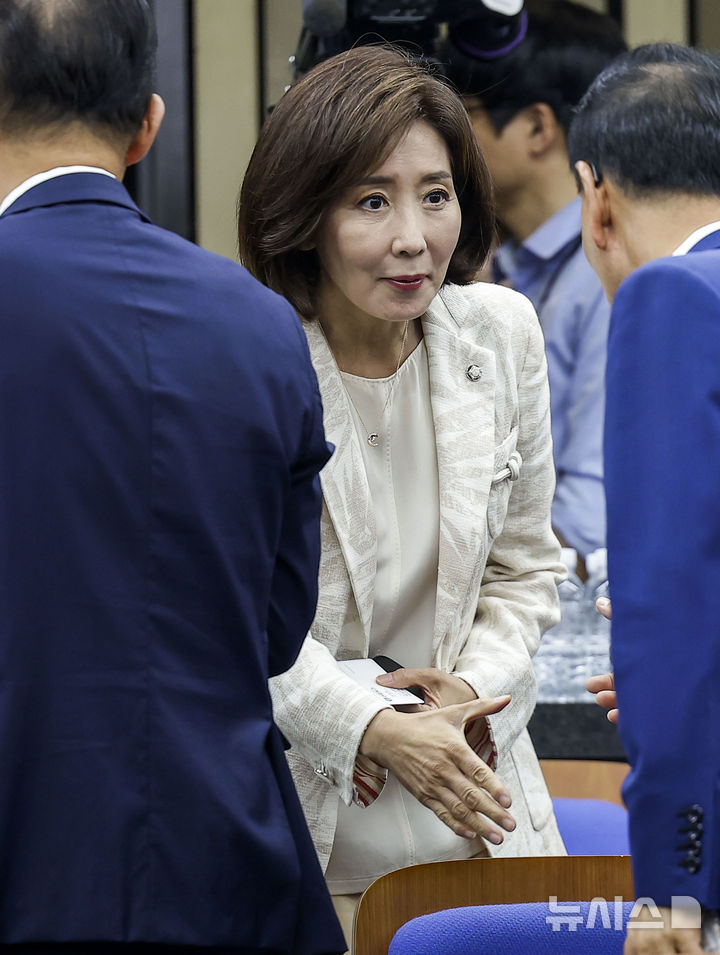 [서울=뉴시스] 정병혁 기자 = 나경원 국민의힘 의원이 17일 서울 여의도 국회에서 열린 의원총회에 참석하고 있다. 2026.06.17. jhope@newsis.com