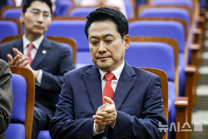 [서울=뉴시스] 정병혁 기자 = 장동혁 국민의힘 대표가 17일 서울 여의도 국회에서 열린 의원총회에 참석해 자리에 앉아 있다. 2026.06.17. jhope@newsis.com