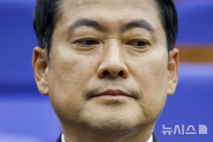[서울=뉴시스] 정병혁 기자 = 장동혁 국민의힘 대표가 17일 서울 여의도 국회에서 열린 의원총회에 참석해 자리에 앉아 있다. 2026.06.17. jhope@newsis.com