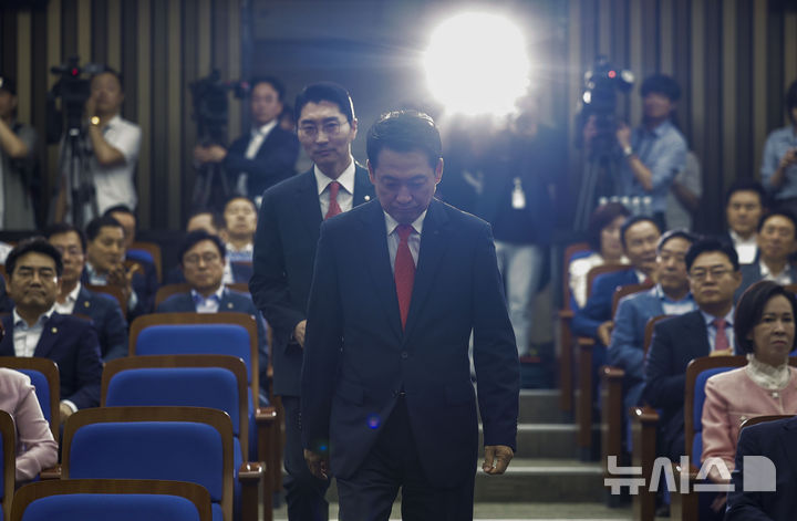 [서울=뉴시스] 정병혁 기자 = 장동혁 국민의힘 대표가 지난 17일 서울 여의도 국회에서 열린 의원총회에 참석하고 있다. 2026.06.17. jhope@newsis.com