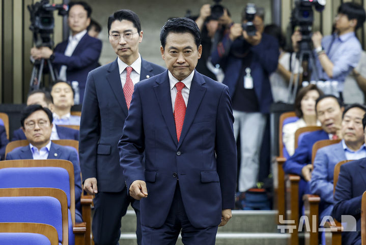 [서울=뉴시스] 정병혁 기자 = 장동혁 국민의힘 대표가 17일 서울 여의도 국회에서 열린 의원총회에 참석하고 있다. 2026.06.17. jhope@newsis.com