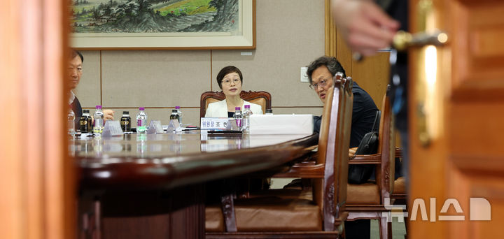 [과천=뉴시스] 김금보 기자 = 조현욱 투표용지 부족 사태 진상규명위원회 위원장이 17일 오후 경기 과천시 중앙선거관리위원회 과천청사에서 진상규명위원회의를 하고 있다. 2026.06.17. kgb@newsis.com