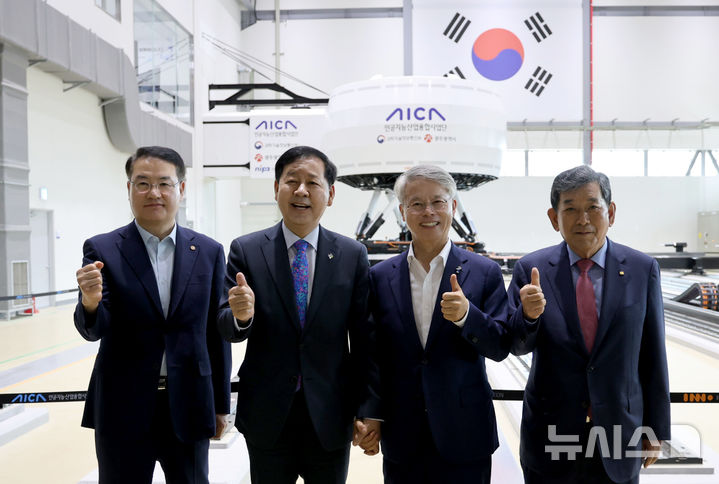 [광주=뉴시스] 구윤철 경제부총리 겸 재정경제부 장관과 민형배 전남광주통합특별시장 당선인이 광주 북구 오룡동 광주인공지능집적단지의 드라이빙 시뮬레이터 앞에서 기념사진을 찍고 있다. (사진=민형배 당선인 인수위 제공) 2026.06.17. photo@newsis.com *재판매 및 DB 금지