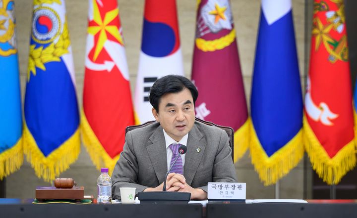 [서울=뉴시스] 안규백 국방부 장관이 17일 오후 서울 용산구 국방부에서 열린 제1회 광주 군 공항 이전부지 선정위원회에서 발언하고 있다. (사진=국방부 제공) 2026.06.17. photo@newsis.com *재판매 및 DB 금지