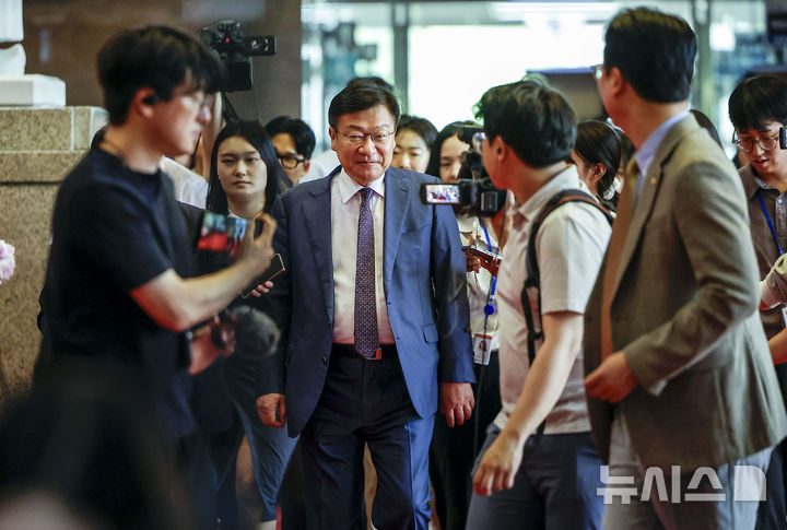 [서울=뉴시스] 정병혁 기자 = 정점식 국민의힘 원내대표가 17일 서울 여의도 국회에서 열린 의원총회에 다시 들어가며 취재진 질문을 받고 있다. 2026.06.17. jhope@newsis.com