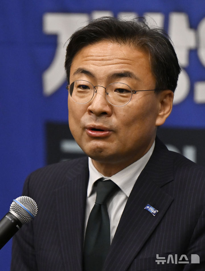 [광주=뉴시스] 박기웅 기자 = 조국혁신당 신장식 대표 권한대행이 17일 오후 광주 서구 치평동 브리브 광주 바이 롯데호텔 연회장에서 열린 6·3지방선거 당선인 워크숍에서 발언을 하고 있다. 2026.06.17. pboxer@newsis.com