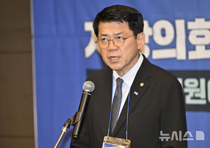 [광주=뉴시스] 박기웅 기자 = 김준형 조국혁신당 원내대표가 지난 17일 오후 광주 서구 치평동 브리브 광주 바이 롯데호텔 연회장에서 열린 6·3 지방선거 당선인 워크숍에서 발언을 하고 있다. 2026.06.17. pboxer@newsis.com