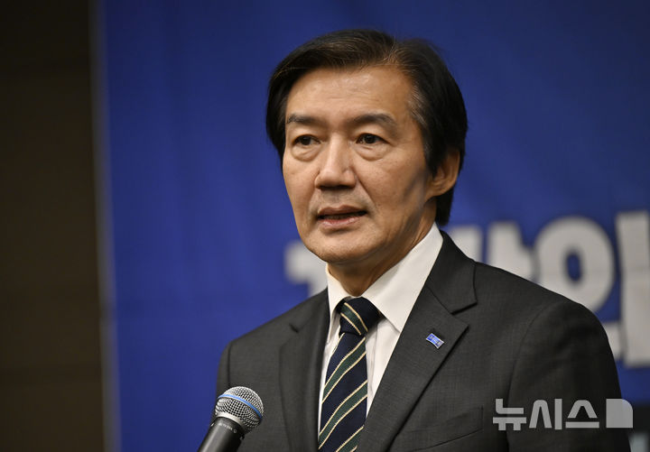 [광주=뉴시스] 박기웅 기자 = 조국 전 조국혁신당 대표가 17일 오후 광주 서구 치평동 브리브 광주 바이 롯데호텔 연회장에서 열린 6·3 지방선거 당선인 워크숍에서 발언을 하고 있다. 2026.06.17. pboxer@newsis.com