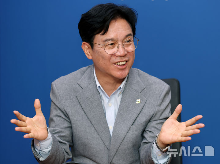 [서울=뉴시스] 이영환 기자 = 김영훈 고용노동부 장관이 지난 17일 오후 서울 중구 서울지방고용노동청에서 뉴시스와 인터뷰를 하고 있다. 2026.06.17. 20hwan@newsis.com