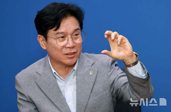 [서울=뉴시스] 이영환 기자 = 김영훈 고용노동부 장관이 지난 17일 오후 서울 중구 서울지방고용노동청에서 뉴시스와 인터뷰를 하고 있다. 2026.06.17. 20hwan@newsis.com