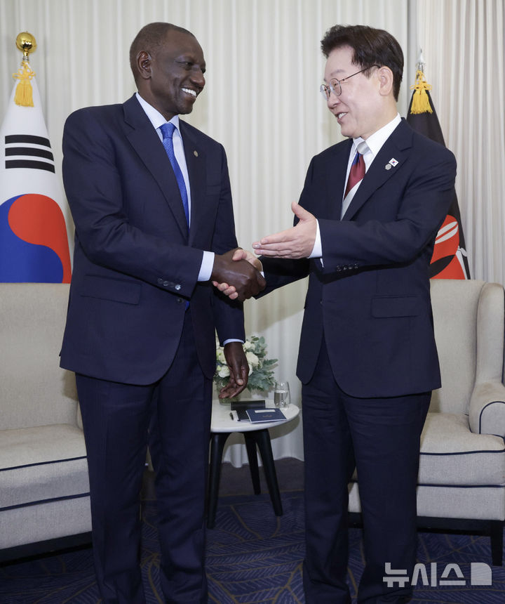 [에비앙=뉴시스] 최동준 기자 = 이재명 대통령이 17일(현지 시간) 프랑스 에비앙 G7 정상회의장에서 윌리엄 루토 케냐 대통령과 정상회담 기념촬영을 하며 대화를 하고 있다. 2026.06.17. photocdj@newsis.com