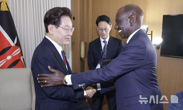 [에비앙=뉴시스] 최동준 기자 = 이재명 대통령이 17일(현지 시간) 프랑스 에비앙 G7 정상회의장에서 윌리엄 루토 케냐 대통령과 정상회담에 앞서 인사를 하고 있다. 2026.06.17. photocdj@newsis.com