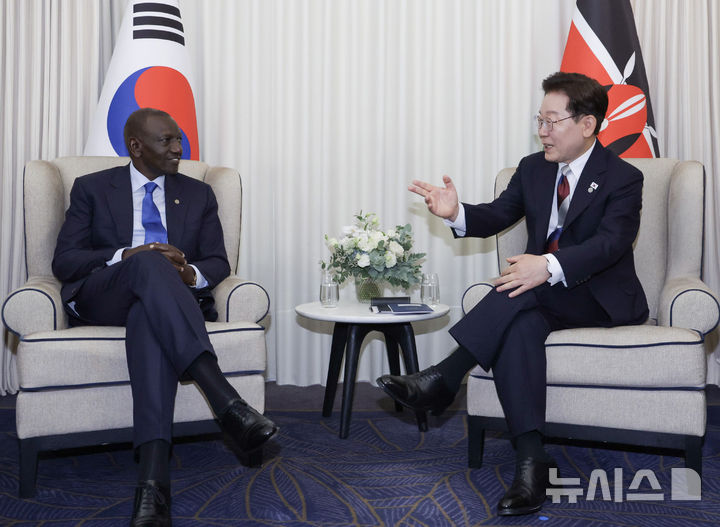 [에비앙=뉴시스] 최동준 기자 = 이재명 대통령이 17일(현지 시간) 프랑스 에비앙 G7 정상회의장에서 윌리엄 루토 케냐 대통령과 정상회담을 하고 있다. 2026.06.17. photocdj@newsis.com