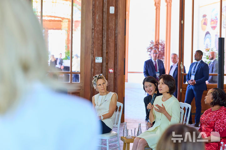 [에비앙=뉴시스] 최동준 기자 = 김혜경 여사가 17일(현지 시간) 프랑스 에비앙 라 뷔베트 카샤에서 열린 AI시대 아동 보호 세션에서 발언하고 있다. (공동취재) 2026.06.17. photocdj@newsis.com