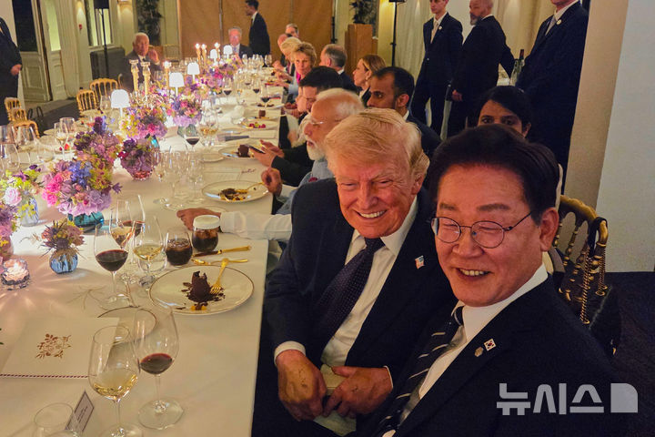 [에비앙=뉴시스] 최동준 기자 = 이재명 대통령과 도널드 트럼프 미국 대통령이 16일(현지 시간) 프랑스 에비앙 G7 정상회의 공식 만찬에서 기념 촬영을 하고 있다. (공동취재) 2026.06.17. photocdj@newsis.com