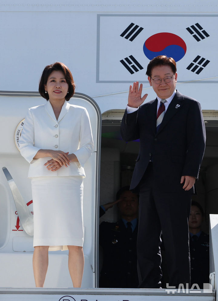 [제네바=뉴시스] 최동준 기자 = G7 정상회의 일정을 마친 이재명 대통령과 김혜경 여사가 17일(현지 시간) 스위스 제네바 공항에서 귀국길에 오르며 인사하고 있다. 2026.06.18. photocdj@newsis.com