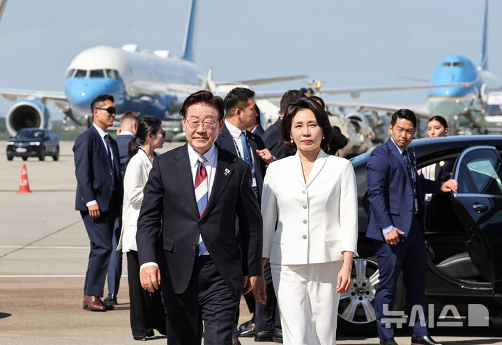 [제네바=뉴시스] 최동준 기자 = G7 정상회의 일정을 마친 이재명 대통령과 김혜경 여사가 17일(현지 시간) 스위스 제네바 공항에서 공군 1호기로 향하고 있다. 2026.06.18. photocdj@newsis.com