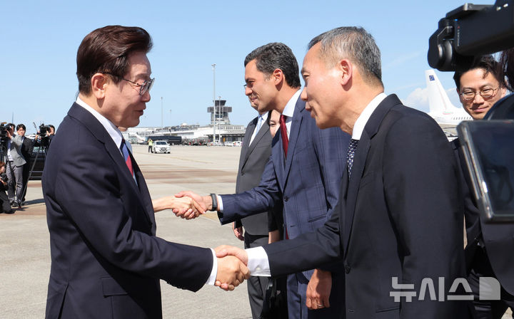 [제네바=뉴시스] 최동준 기자 = G7 정상회의 일정을 마친 이재명 대통령이 17일(현지 시간) 스위스 제네바 공항에서 환송 인사들과 인사하고 있다. 2026.06.18. photocdj@newsis.com