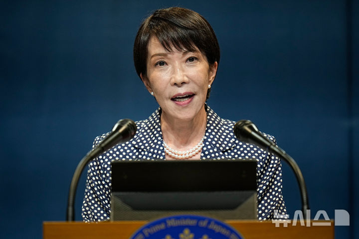 [에비앙=AP/뉴시스]다카이치 사나에(高市早苗) 일본 총리의 지지율이 주요 언론들의 여론조사에서 크게 하락하면서 출범 후 최저치를 기록했다. 사진은 지난달 17일(현지 시간) 프랑스 에비앙 르뱅에서 열린 주요 7개국(G7) 정상회의 후 기자회견에서 다카이치 총리가 발언하고 있는 모습. 2026.07.20.