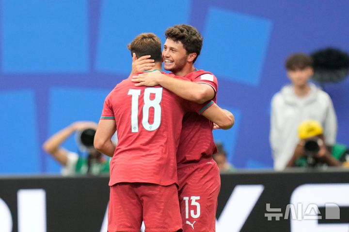 [휴스턴=AP/뉴시스] 2026 국제축구연맹(FIFA) 북중미 월드컵 조별리그 K조 1차전 콩고민주공화국과 경기에서 선제골을 넣은 포르투갈의 주앙 네베스(오른쪽). 2026.06.17.