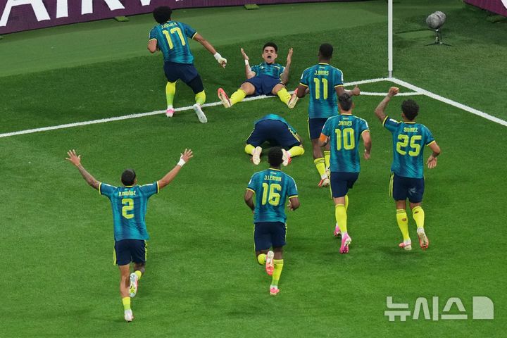 [멕시코시티=AP/뉴시스] 콜롬비아(13위)의 루이스 디아스(위)가 17일(현지 시간) 멕시코 멕시코시티 스타디움에서 열린 2026 북중미 월드컵 조별리그 K조 1차전 우즈베키스탄(50위)과 경기 후반 20분 추가 골을 넣고 동료들과 기쁨을 나누고 있다. 2026.06.18.